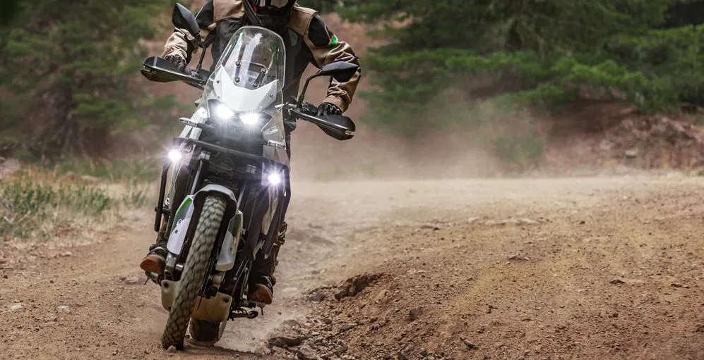La Kawasaki KLE 500 SE 2026 roulant sur une chemin de terre.