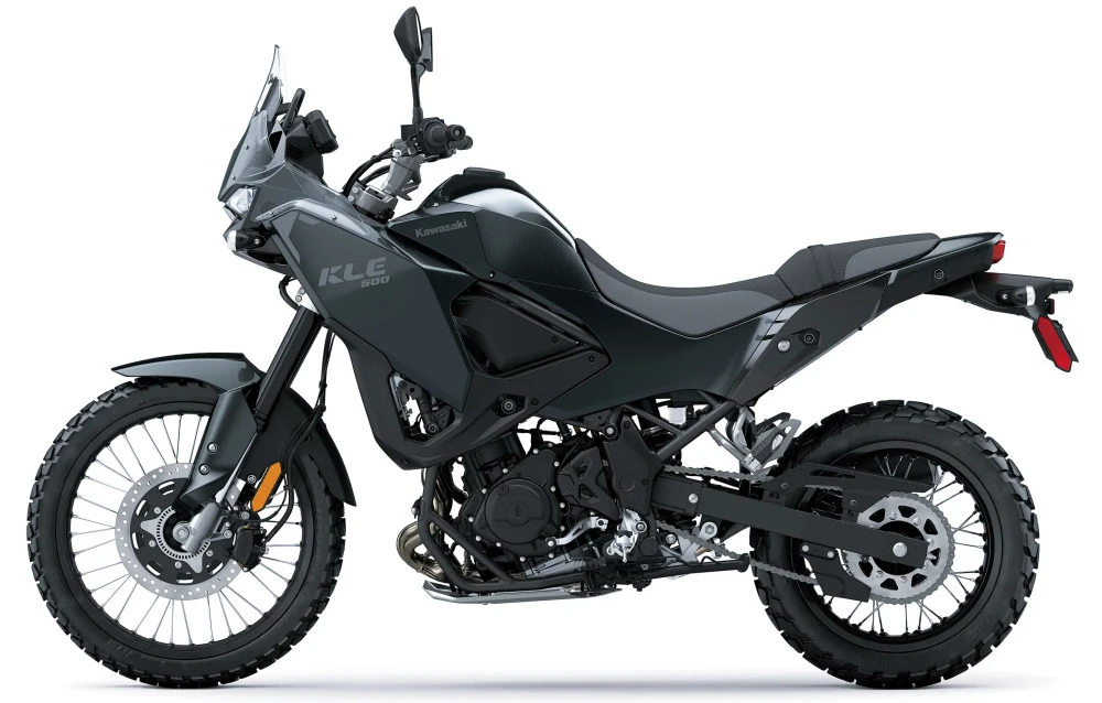 Une Kawasaki 500 KLE 2026 noire vue de profil