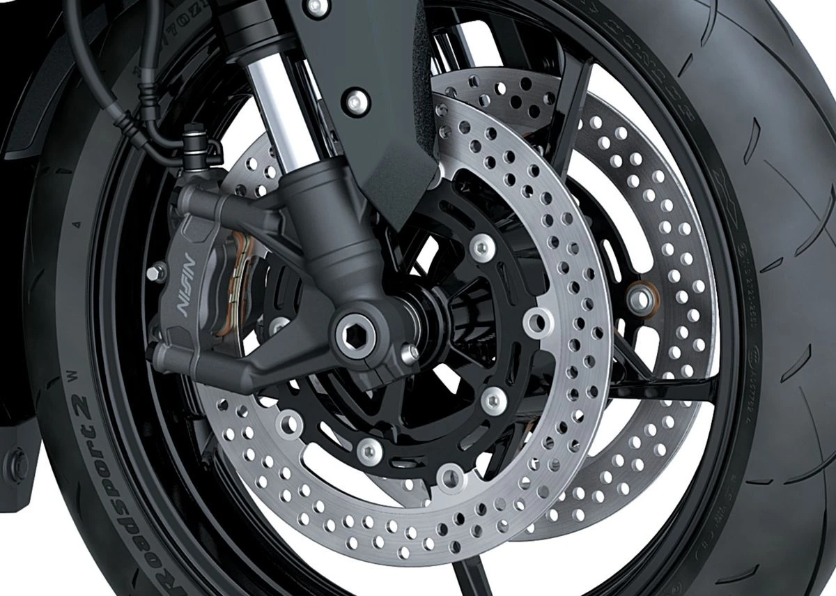 Une fourche inversée et des étriers de frein Nissin radiaux à pistons d'une Kawasaki Ninja 650.