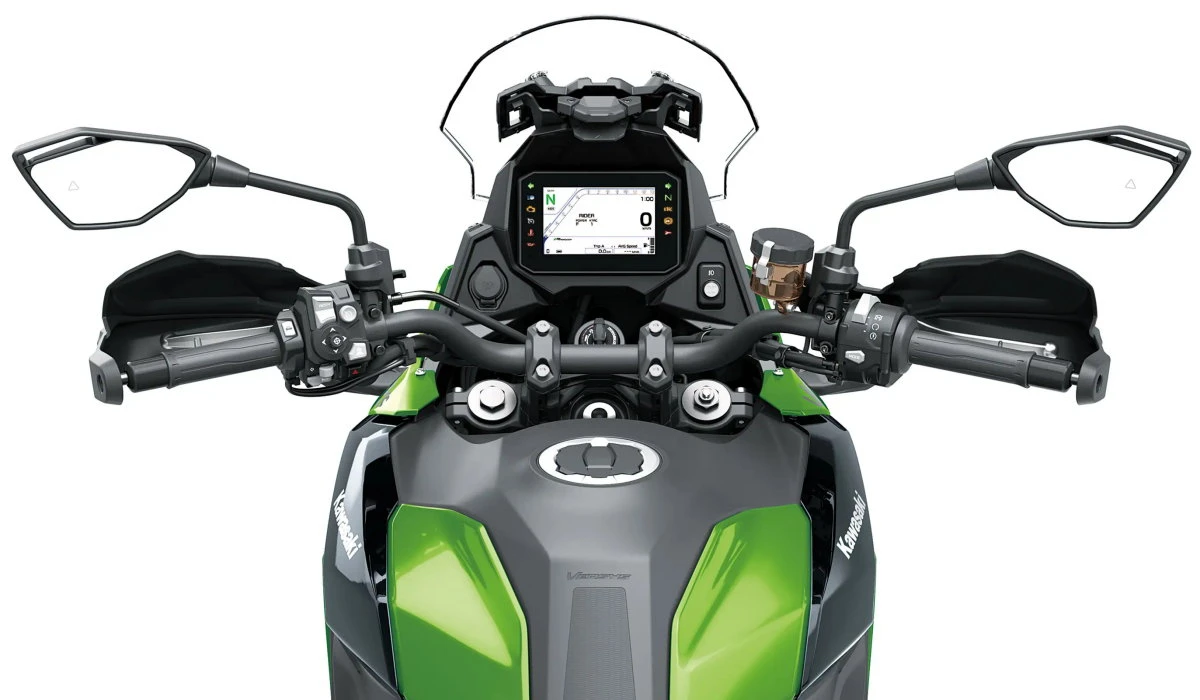 Le poste de conduite de la Kawasaki Versys 900 SE
