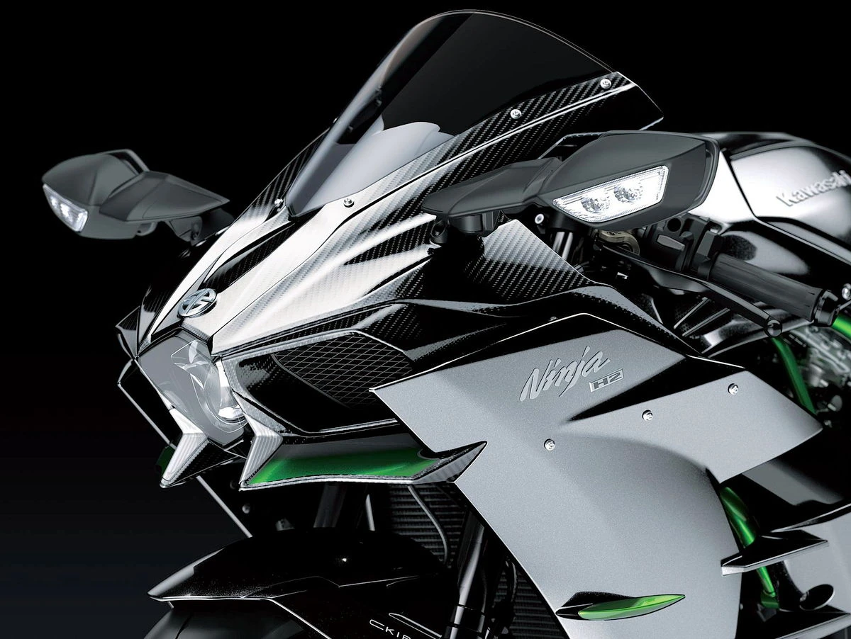 La partie avant de la Kawasaki Ninja H2 Carbon et un fond noir