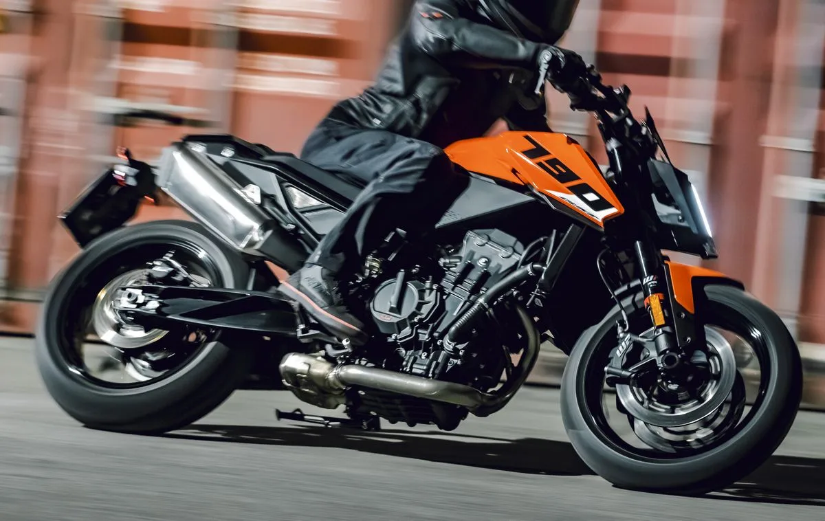 Une moto KTM 790 Duke 2027 sur la route, avec une conduite dynamique