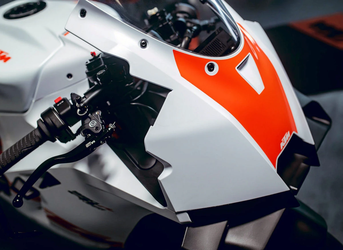 Le devant d'une moto KTM 990 RC R Track avec du blanc et du orange