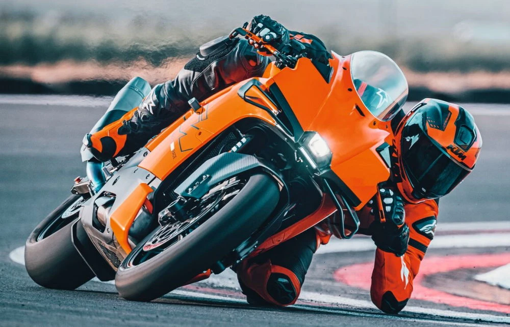 La KTM 990 RC R à l'attaque sur circuit