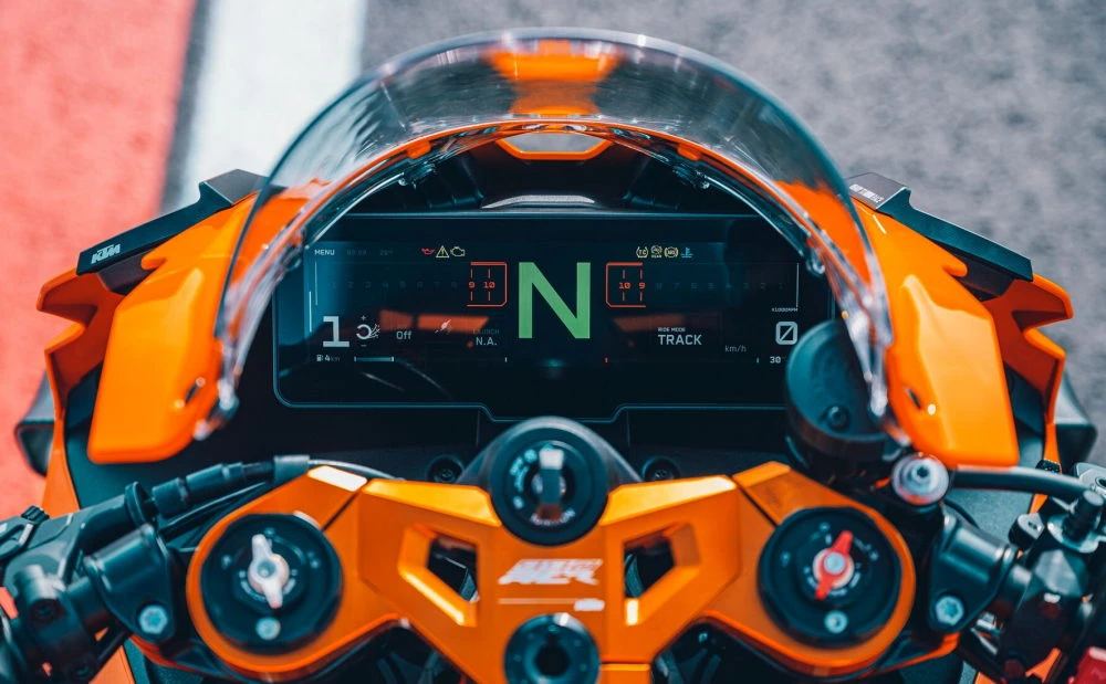 Le tableau de bord de la KTM 990 RC R