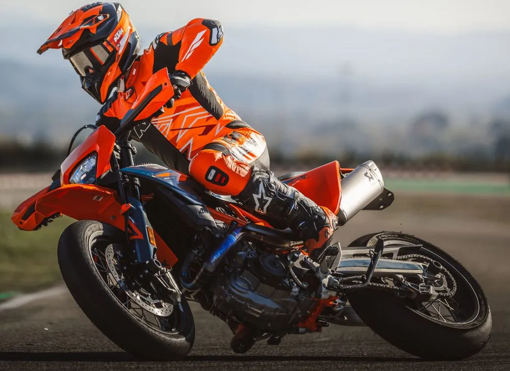 Une KTM SMC R 690 de 2026 en glisse de l'arrière sur circuit