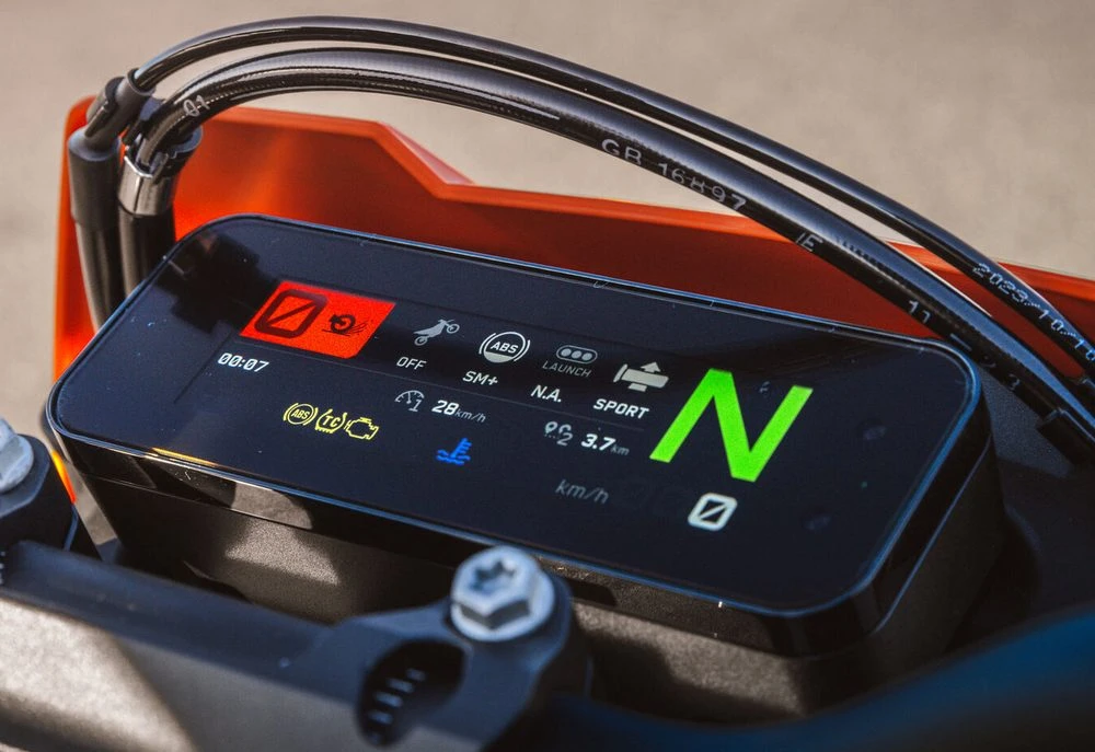 Le compteur TFT de la KTM 690 SMC R de 2026
