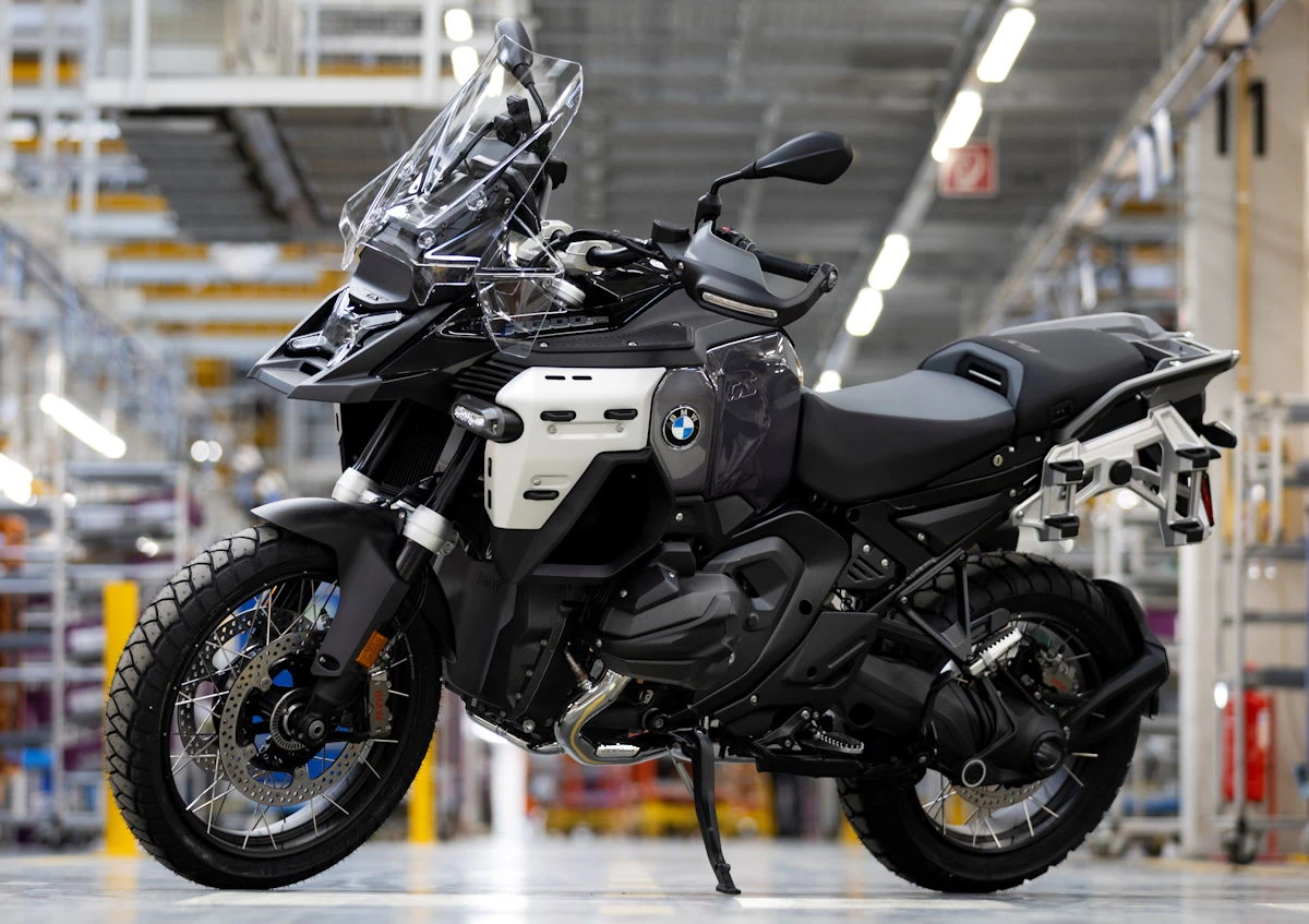 Une moto BMW R 1300 GS Adventure grise et noire dans son usine de fabrication