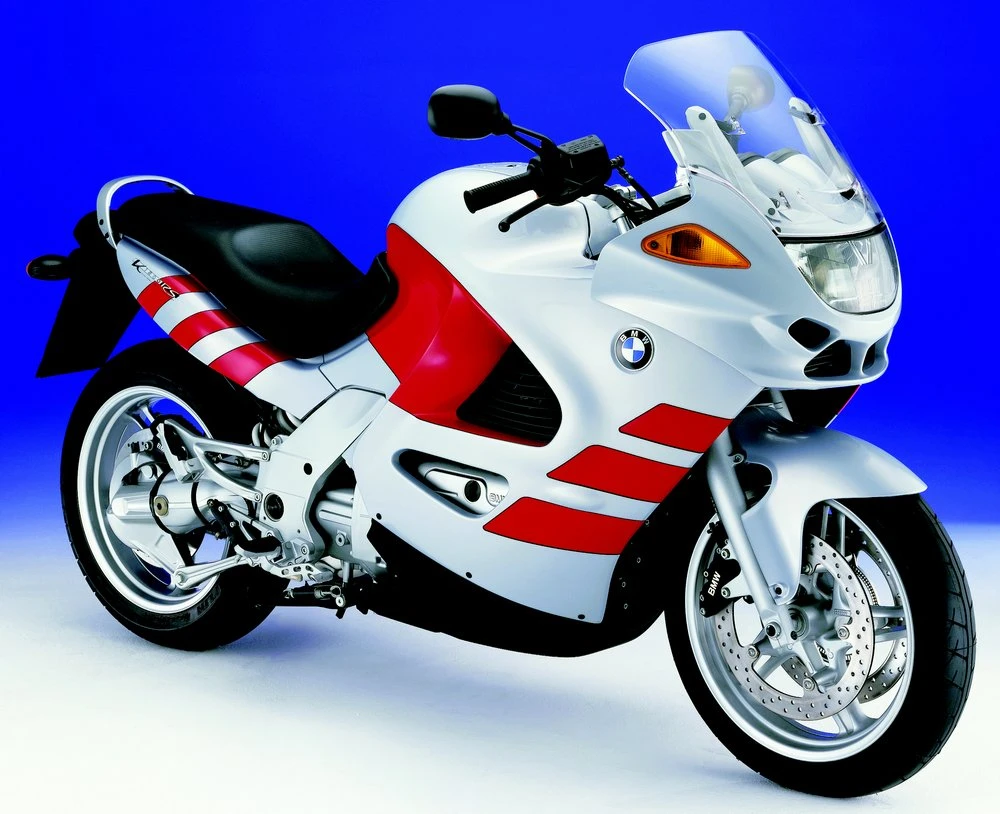 Une moto K 1200 RS grise à bandes rouges sur fond bleu