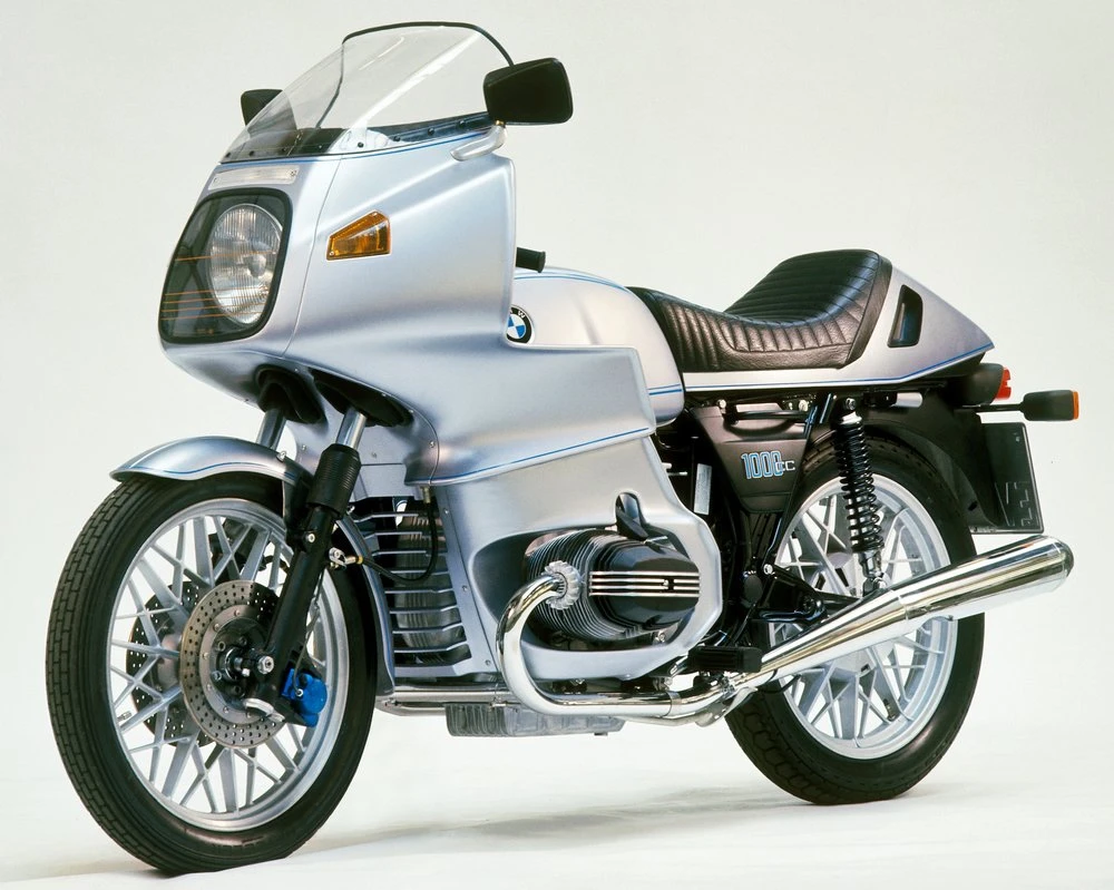 Une moto BMW R 100 RS grise