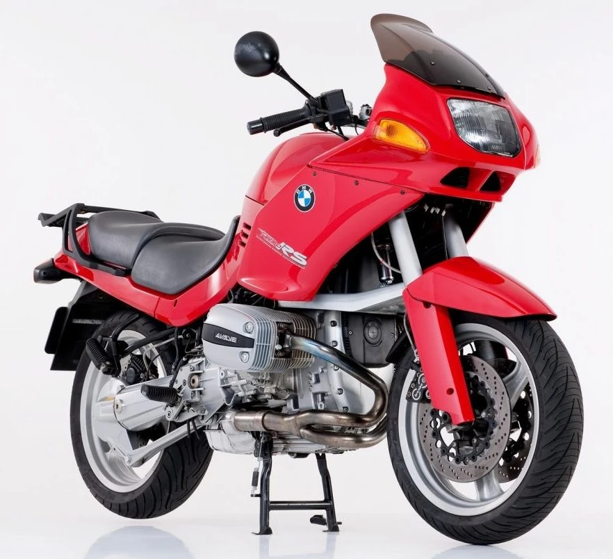 Une moto BMW R 1100 RS rouge