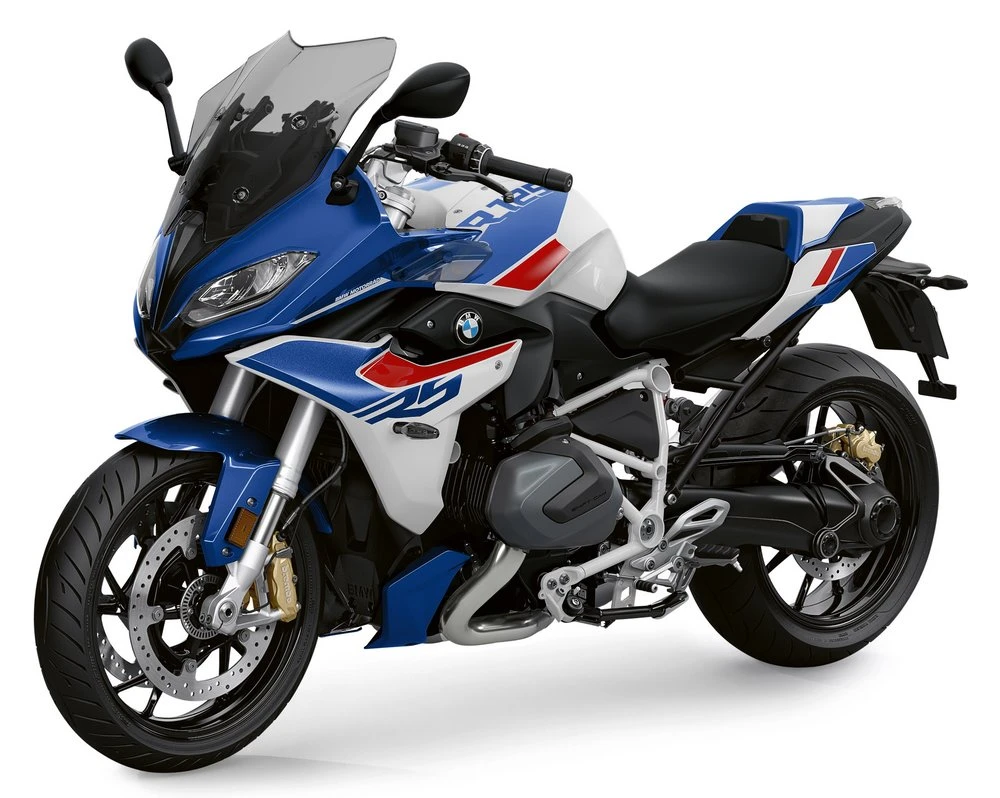 Une moto BMW R 1200 RS bleue, blanche et rouge