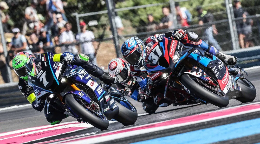 Une Yamaha R1 et une BMW M 1000 RR sur circuit