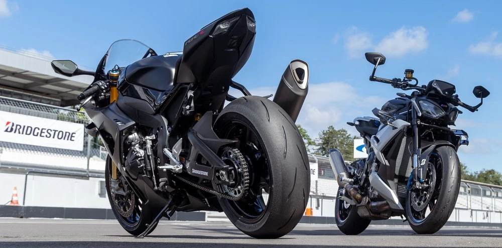 Une Honda CBR 1000 RR-R et une BMW M 1000 R équipées de pneus Bridgestone Battlax Racing Street RS12
