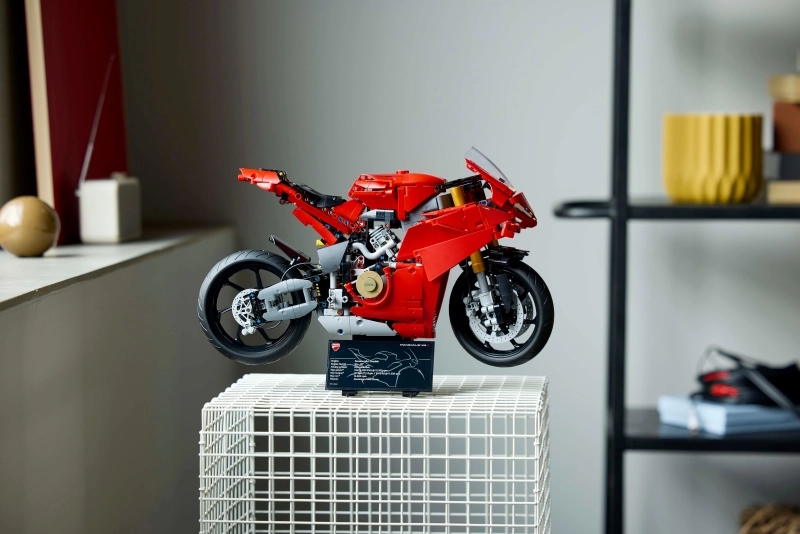 Construction-LEGO-Ducati-PanigaleV4S-2024