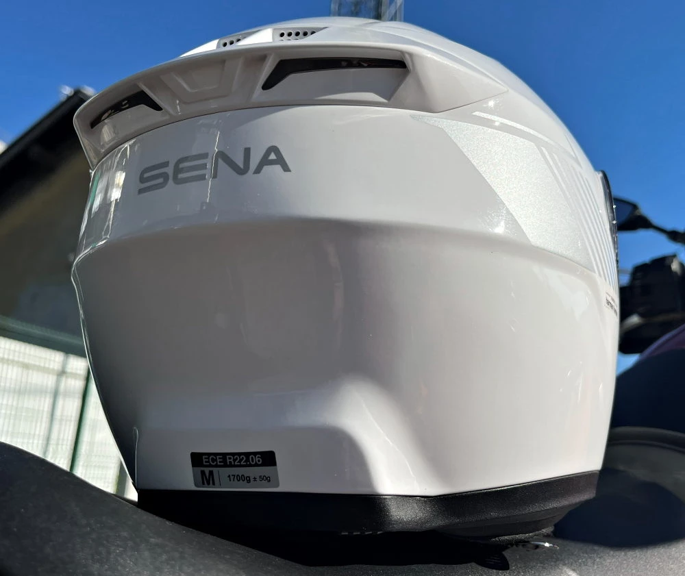 L'arrière d'un casque moto modulable Sena Specter Blanc