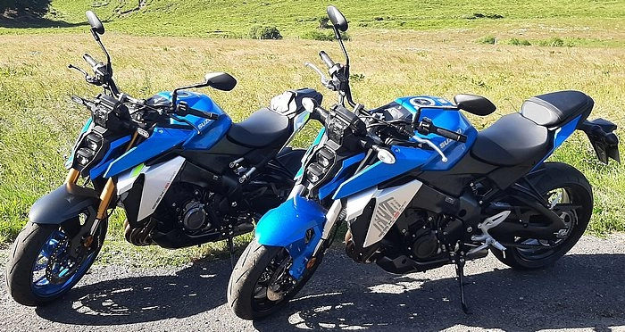 A gauche, la Suzuki GSX-S 1000 - à droite, la 950