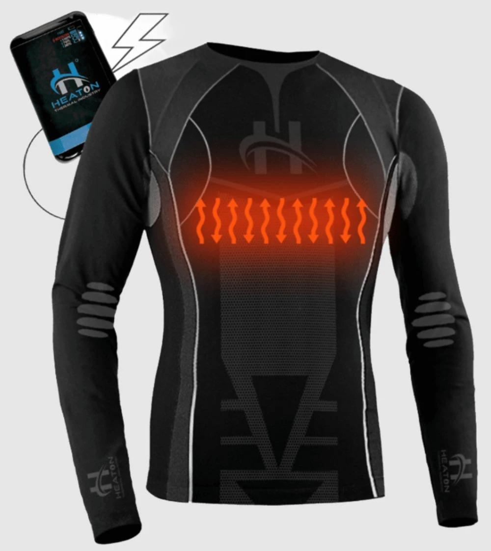 Un t-shirt noir, des fleches rouges, une batterie de type Power Bank