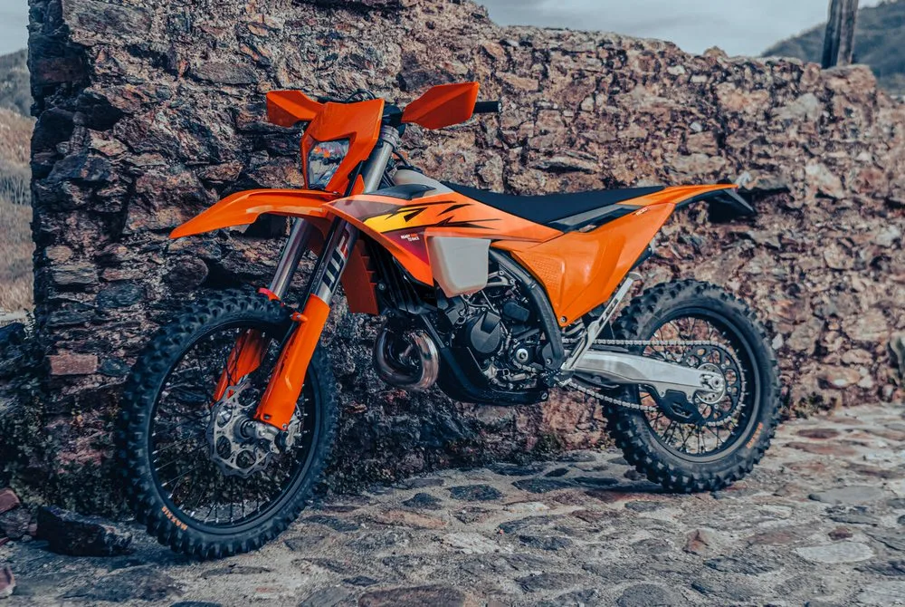 Une moto d'enduro KTM 300 EXC 2026