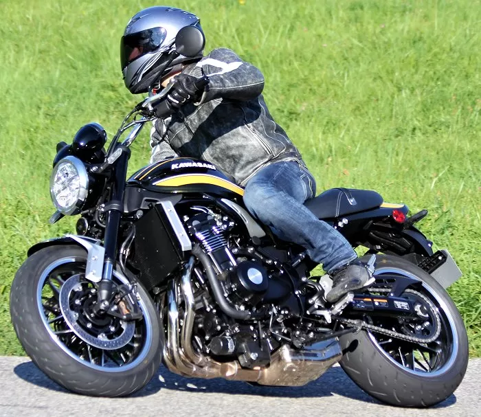 La Z 900 RS en courbe