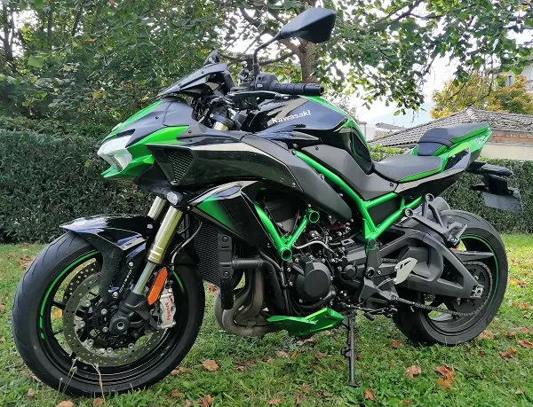 Vue latérale de la Kawasaki Z H2 SE