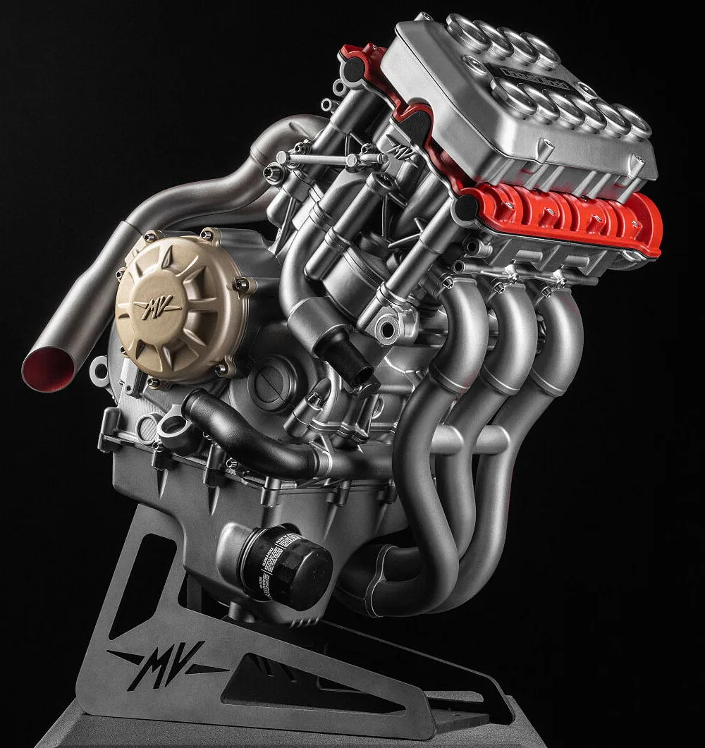 Un moteur 5-cylindres MV-Agusta sur fond noir