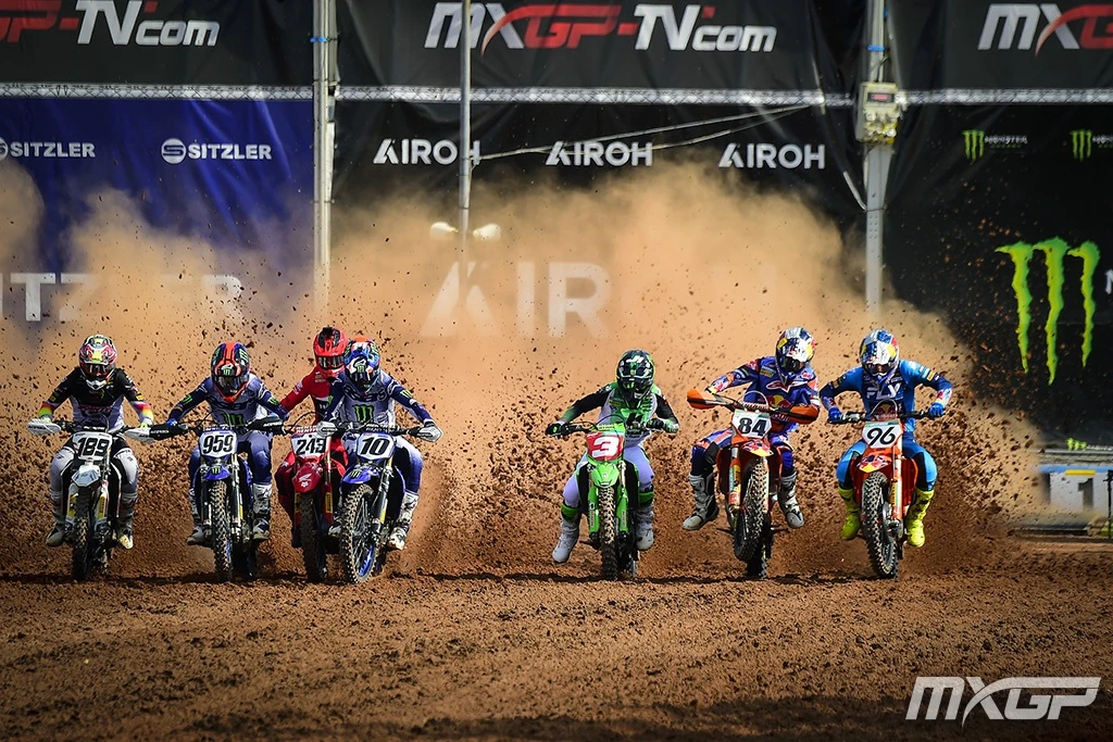 Départ de la course 1 de MXGP avec les pilotes au contact