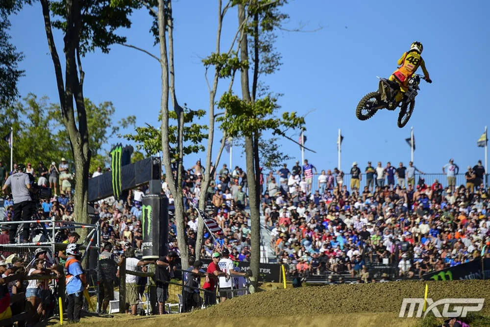 Liam Everts lors d'un saut devant un public en masse