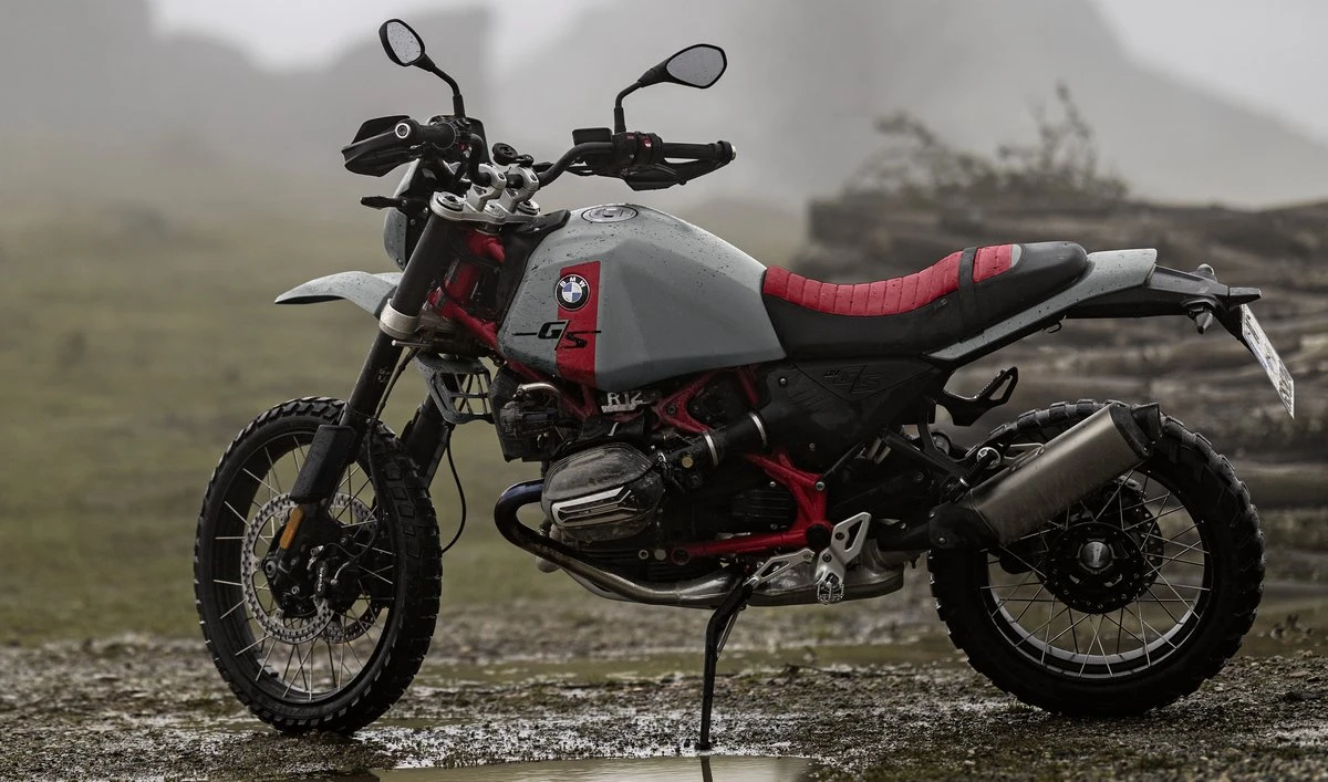 Une moto BMW R 12 G/S grise et rouge, une prairie et de la brume