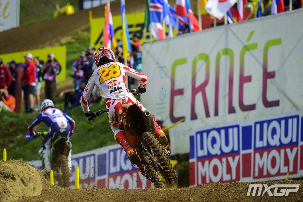 Jorge Prado, seen from behind with the number 28, in front of the Ernée poster