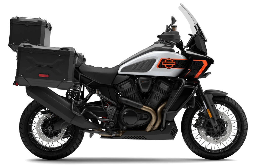 Une moto Harley-Davidson Pan-America avec des valises et un top-case