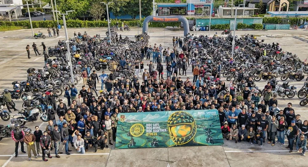 Des motards réunis sur un parking pour la Royal-Enfield One Ride