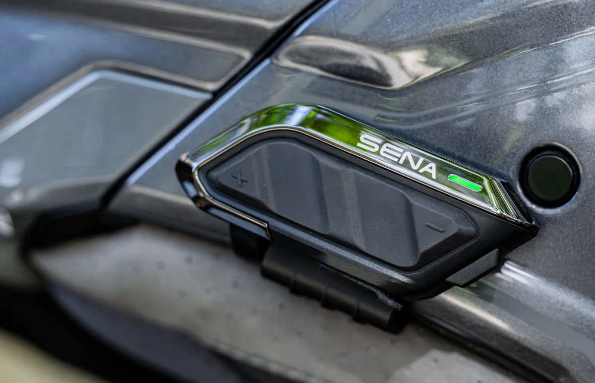 Un intercom moto Sena SPIDER X Slim installé sur un casque noir