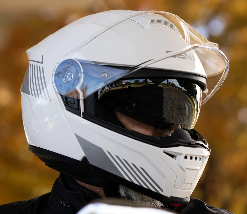 Un casque modulable Sena Specter blanc avec la visière ouverte