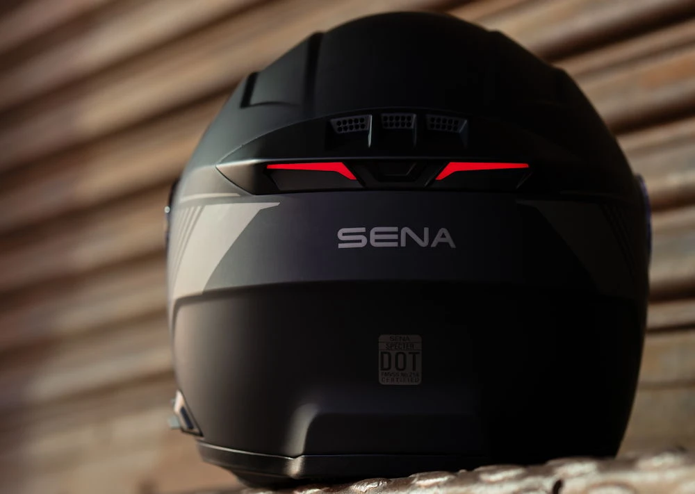 L'arrière d'un casque Sena Specter noir avec des feux rouges