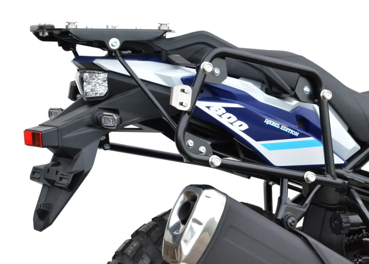 Des barres de protection noires sur l'arrière d'une moto Suzuki V-Strom 800DE
