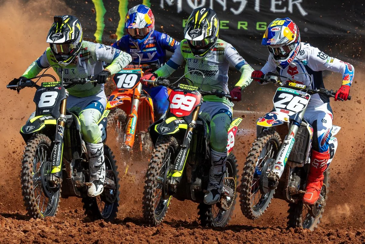Plusieurs motos de Motocross MX2 au départ d'une course et le logo Monster Energy