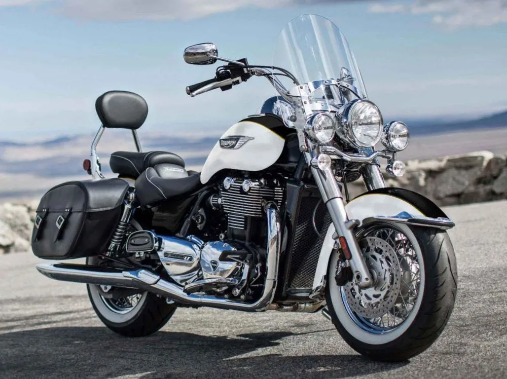 Une moto Triumph 1600 Thunderbird LT avec un pare-brise et des sacoches noires en cuir