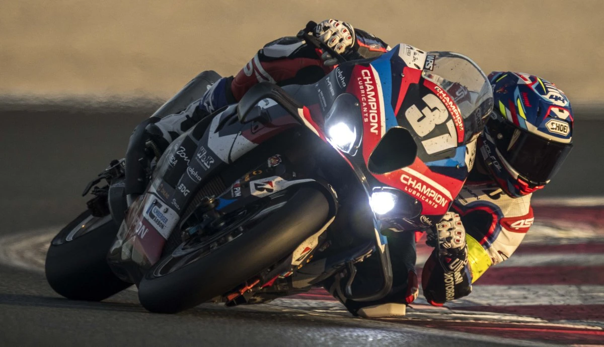 La BMW M 1000 RR du team BMW MOTORRAD WORLD ENDURANCE TEAM #37 dans un virage pendant le Bol d'or 2026