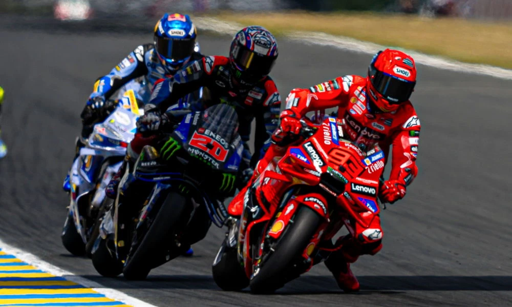 Marc Marquez à l'attaque sur Fabio Quartararo au GP de France 2025