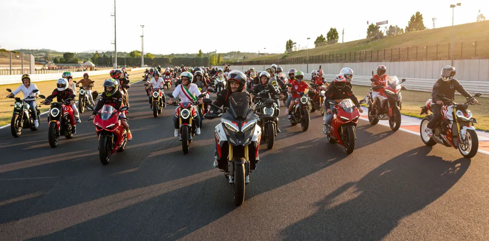 Un défilé de Ducati sur circuit