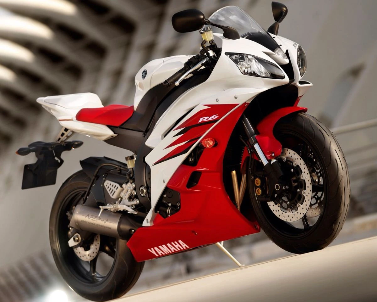 Une moto Yamaha 600 YZF-R rouge et blanche de 2006.