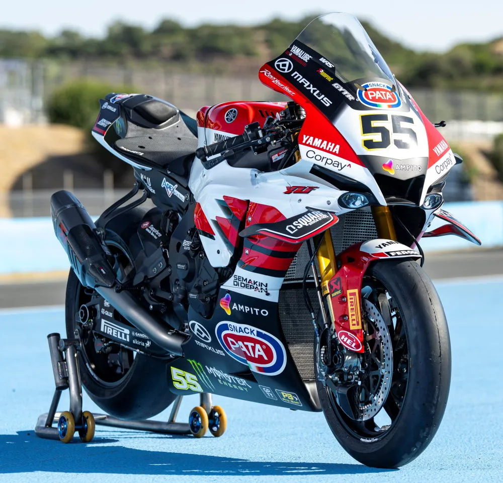 Une Yamaha R1 du championnat World Superbike 2025 avec les coloris 70ème anniversaire