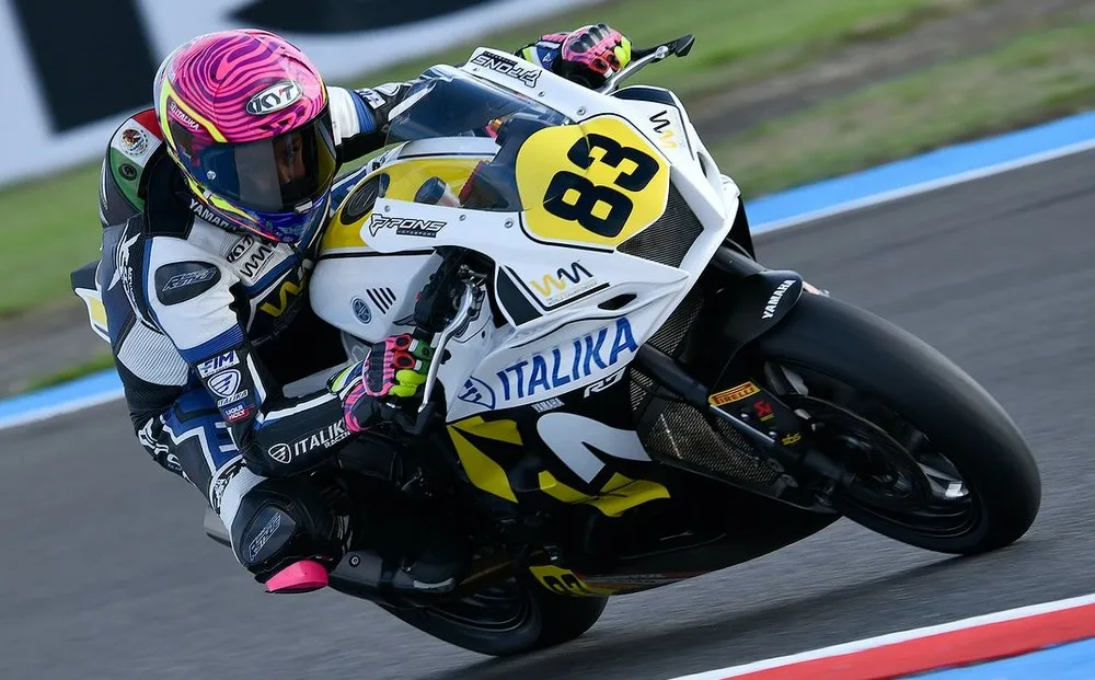 Astrid Madrigal et sa Yamaha R7 sur circuit