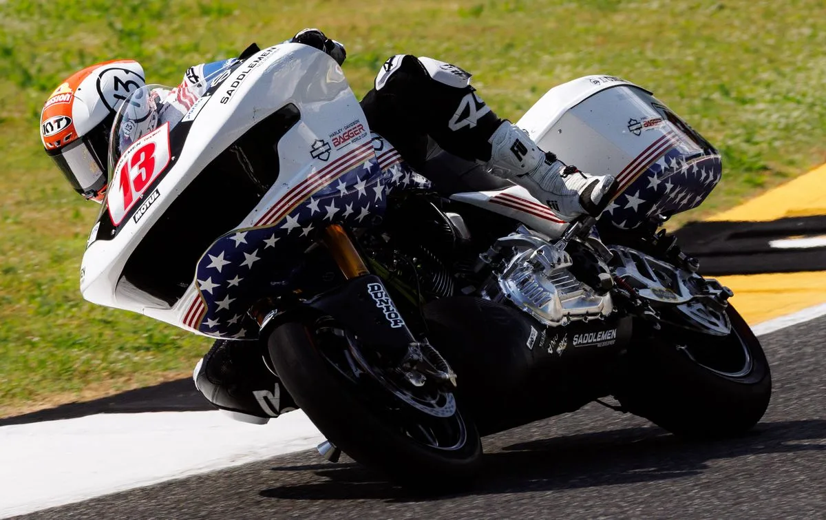 Une Harley-Davidson Road Glide de course blanche avec le numéro 13