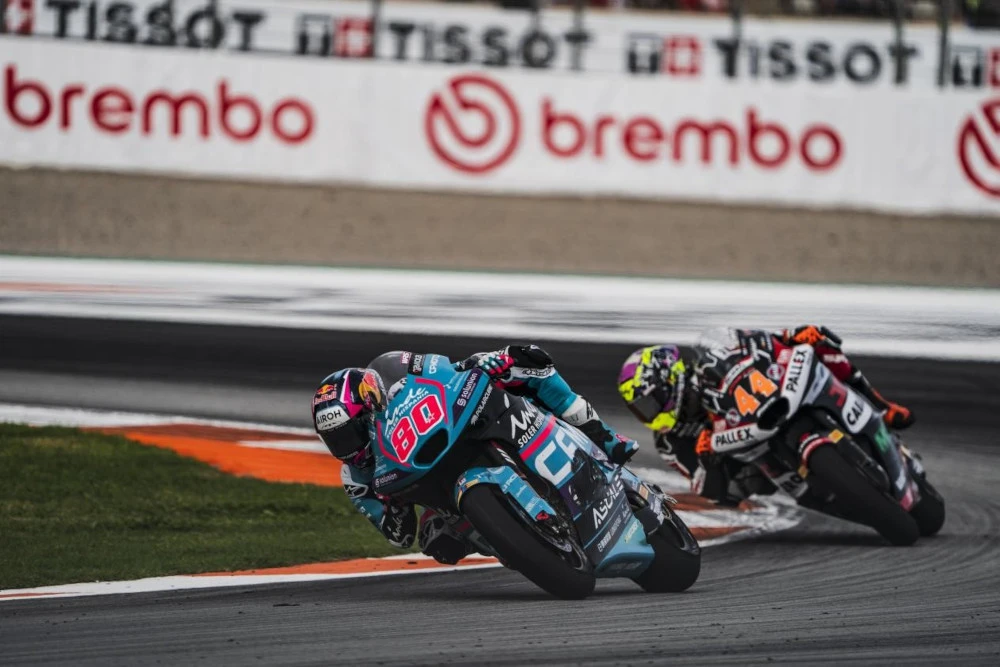 David Alonso sur sa moto bleue CFMoto