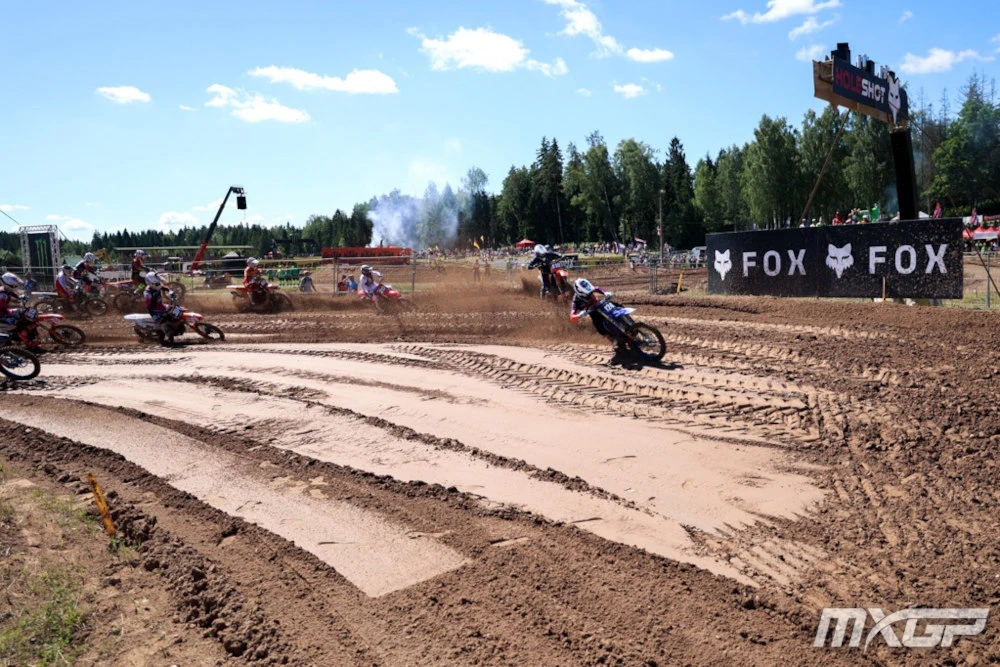 Les pilotes EMX250 dans le premier virage de la course avec la piste damée