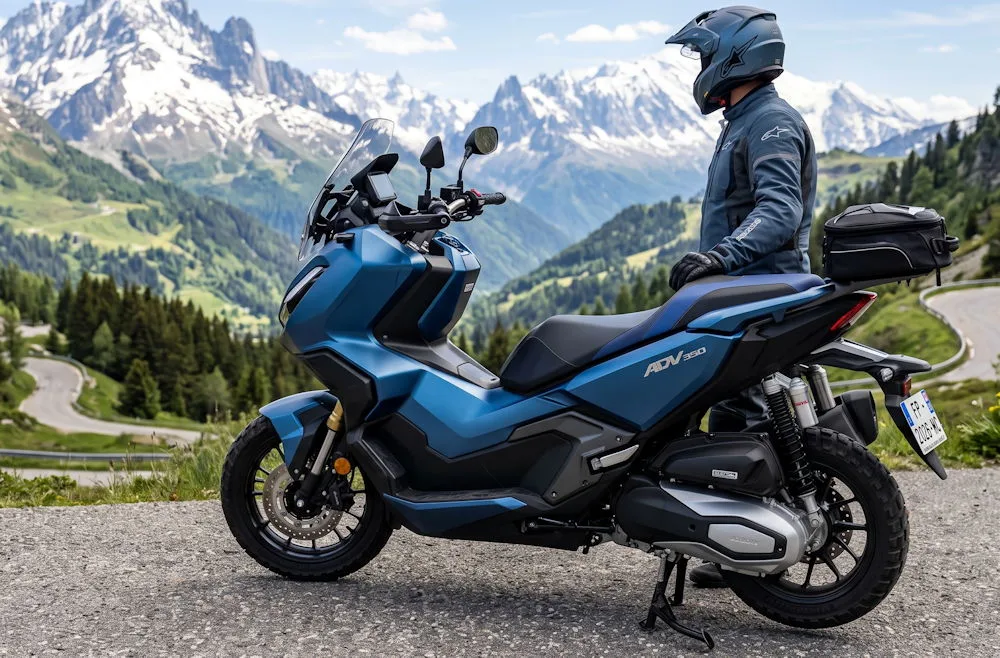 un scooter Honda ADV 350 et un paysage de montagne