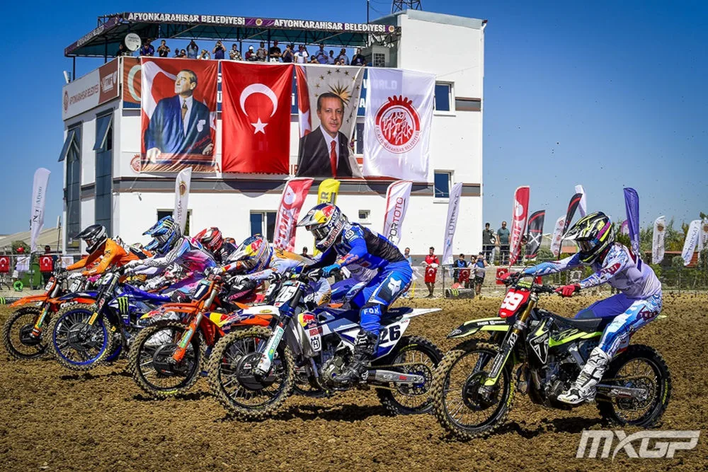 Lancement de la course de motocross MX2 en Turquie devant les drapeaux turcs.