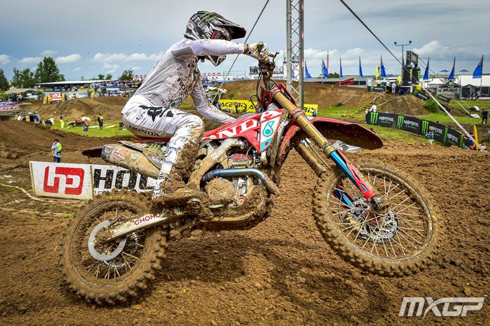 Valerio Lata en roue avant dans un virage avec sa Honda